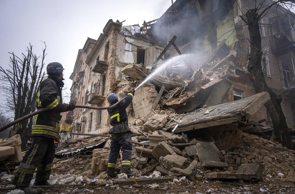 Vatrogasci Ukrajinske državne službe za vanredne situacije rade na gašenju požara u zgradi koja je uništena ruskim napadom u Krivoji Rihu - Avaz