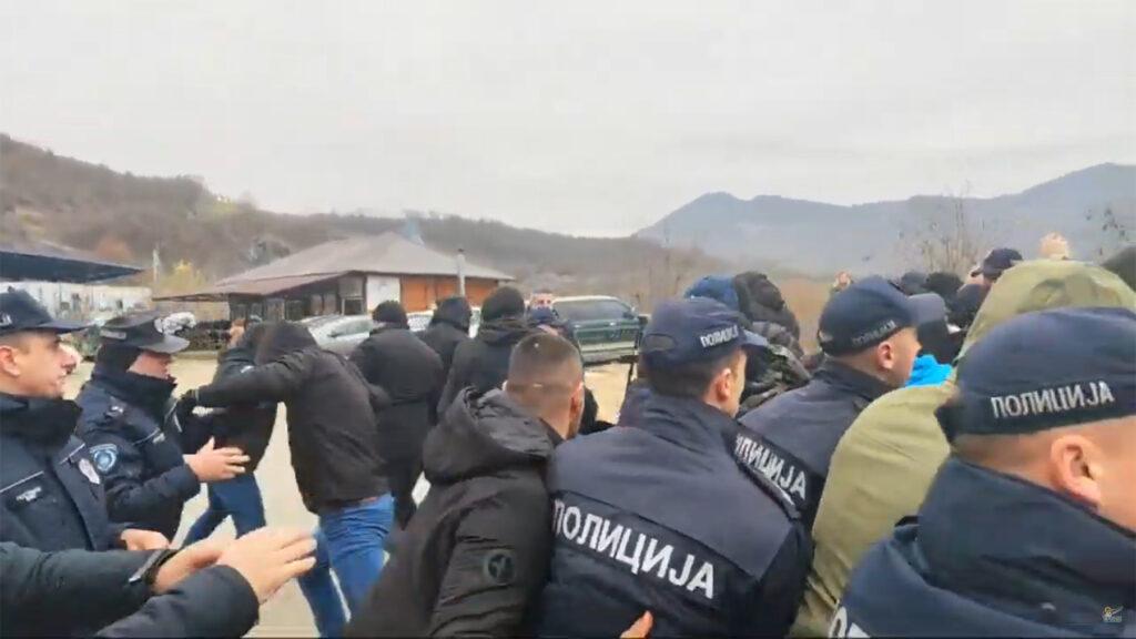 Protest desničara kod Jarinja: KFOR postavio bodljikavu žicu, grupa probila kordon policije