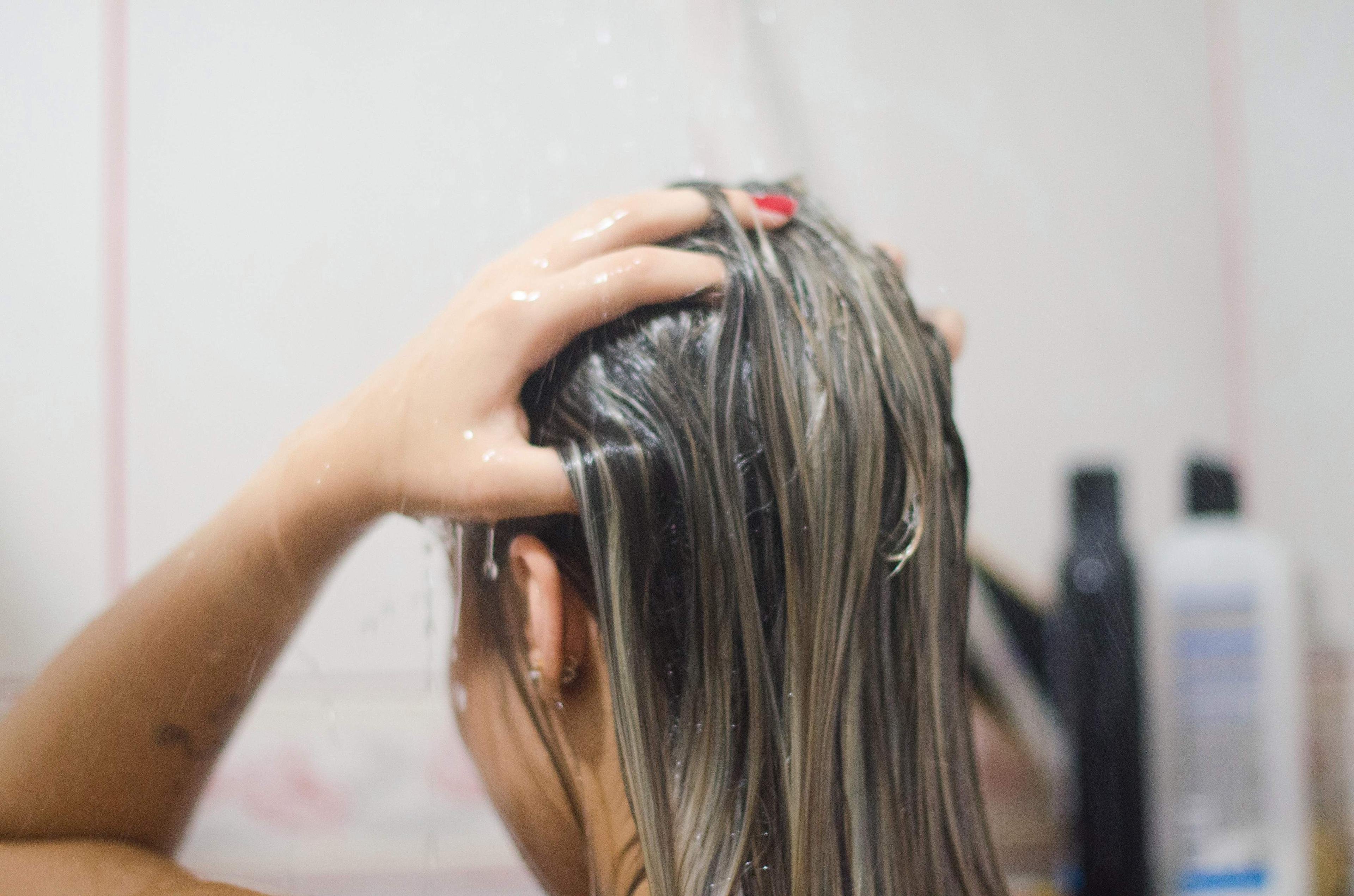 Šamponiranje kose dva puta je korisno jer omogućuje pravilno čišćenje - Avaz
