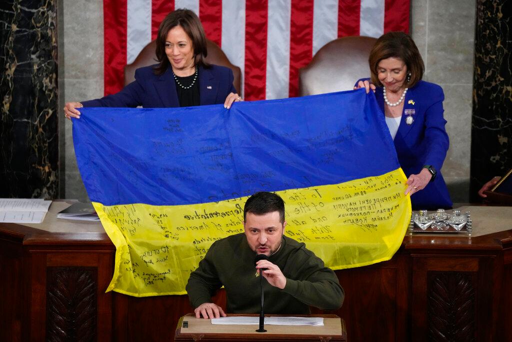 Zelenski održao moćan govor u Kongresu SAD: Razvio zastavu iz razorenog Bahmuta