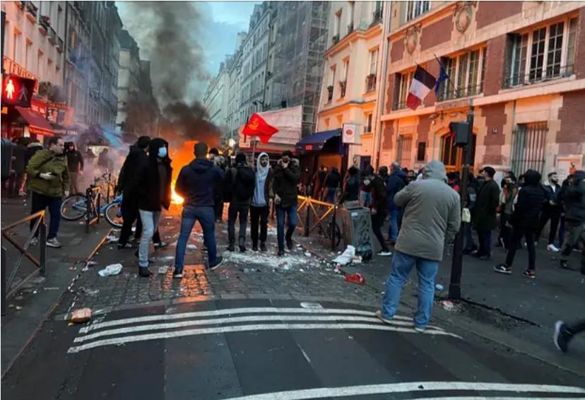 Sukob u Parizu - Avaz