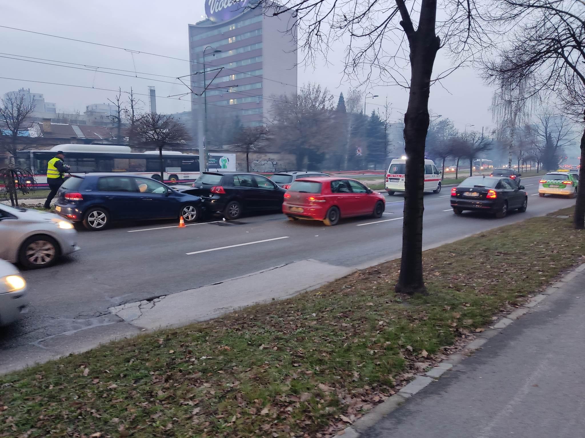 Nesreća u Sarajevu: Učestvovala tri vozila, jedna osoba povrijeđena