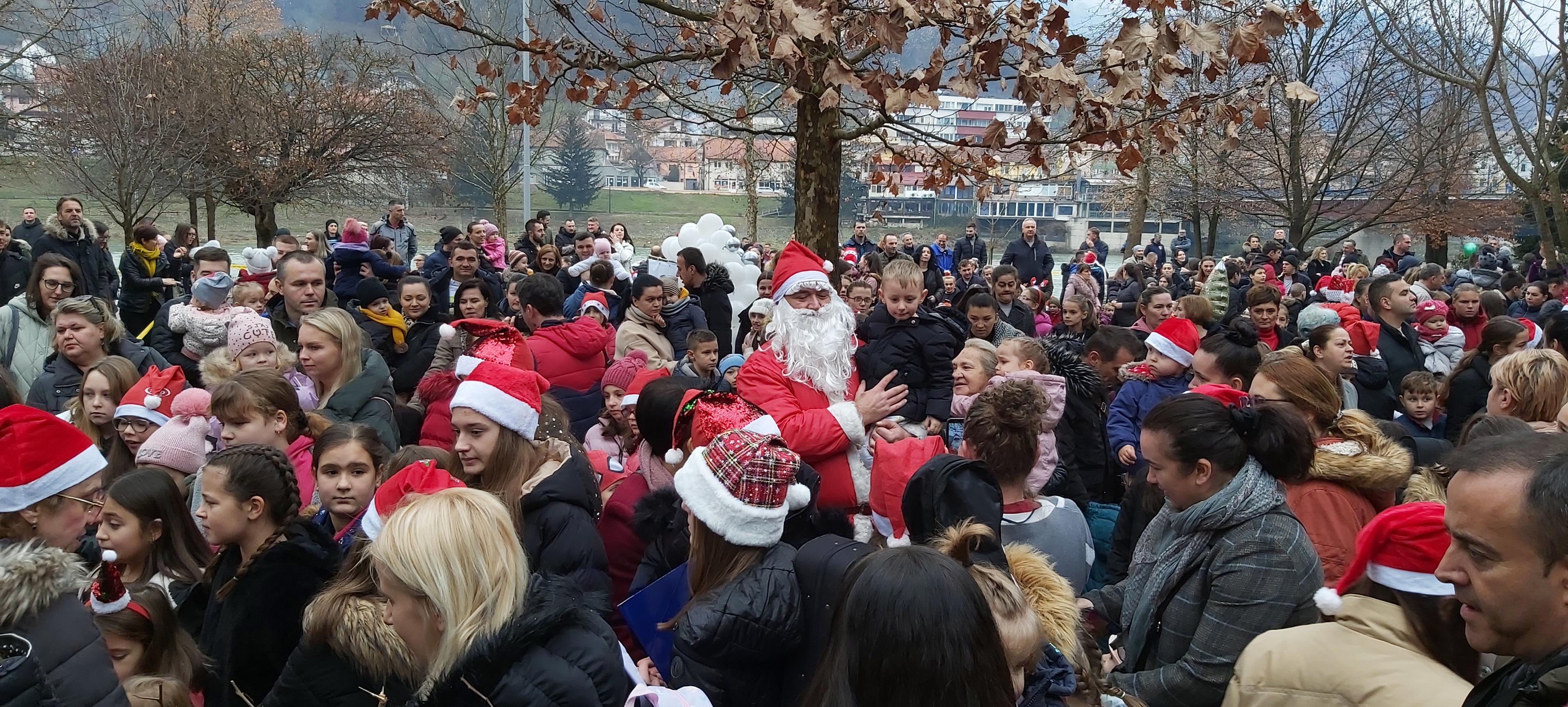 Velika zabava na otvorenom i novogodišnji paketići za stotine mališana, stigao i Djeda Mraz