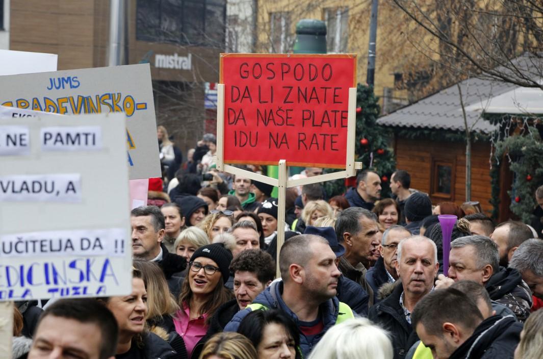 Vruć krompir Vlade FBiH u rukama poslodavaca: Odluka o isplati 1.080 KM pomoći izazvala haos
