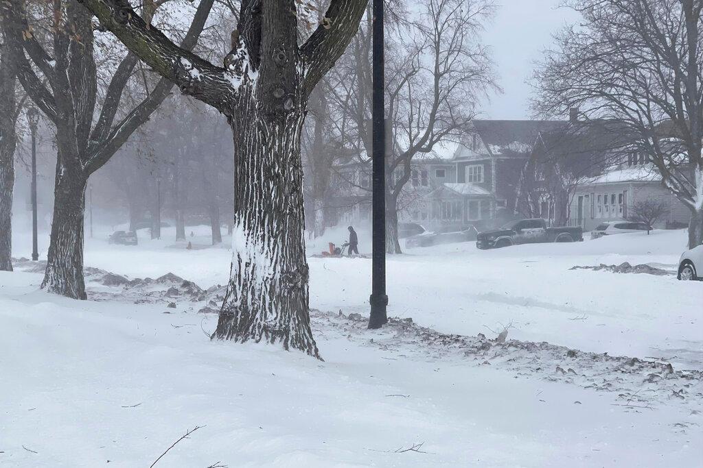 Historijska oluja u SAD: Najmanje 37 osoba poginulo, ljudi nađeni smrznuti u autima