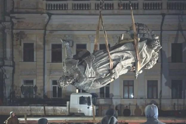 Čeličnom sajlom srušen kip ruske carice Katarine Velike u Odesi
