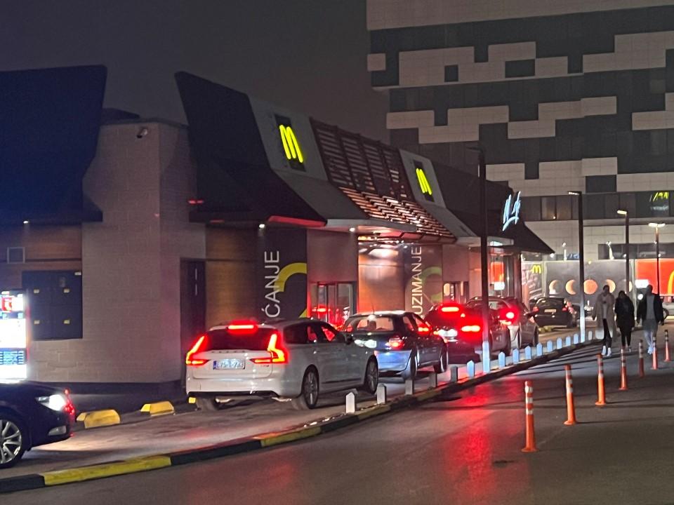 Red ispred McDonald's-a u Nedžarićima - Avaz