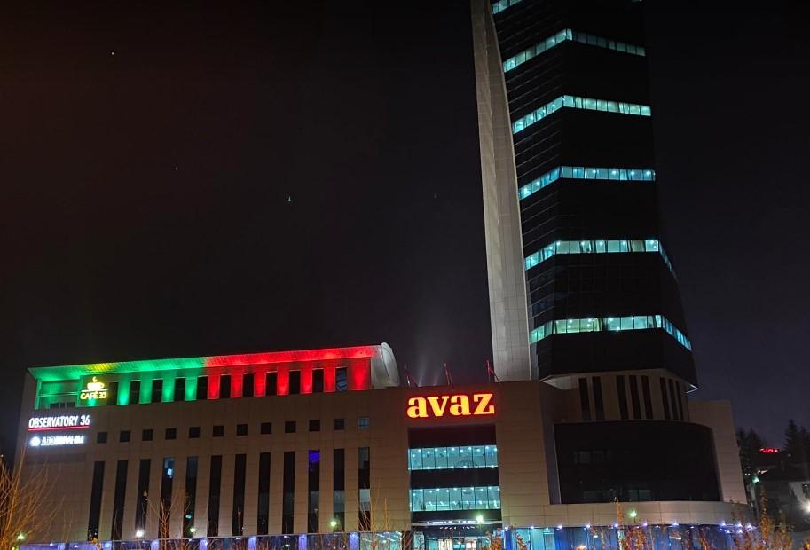"Avaz Twist Tower" u zelenoj i crvenoj boji - Avaz