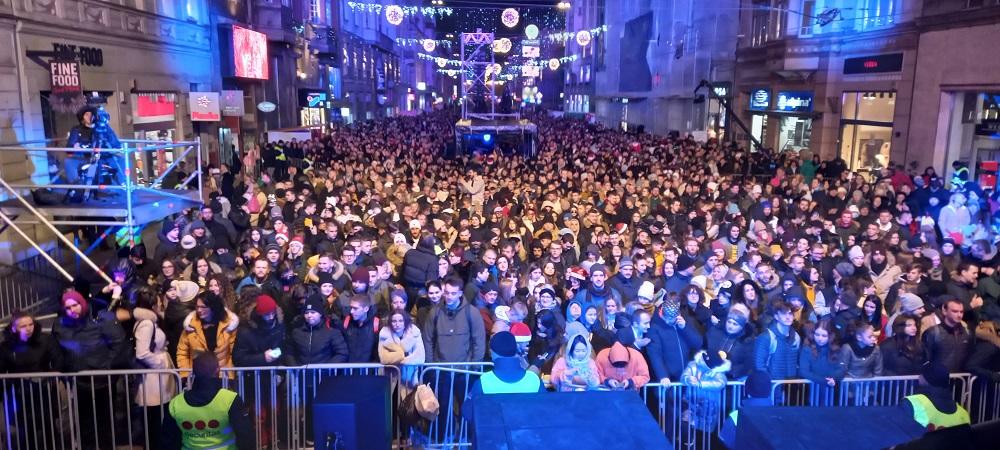 Veliki broj građana se već okupio ispred Vječne vatre: Prisutne zabavlja DJ, čeka se Dubioza kolektiv