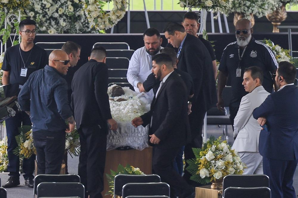 Kovčeg s tijelom Pelea donesen na stadion "Vila Belmiro"