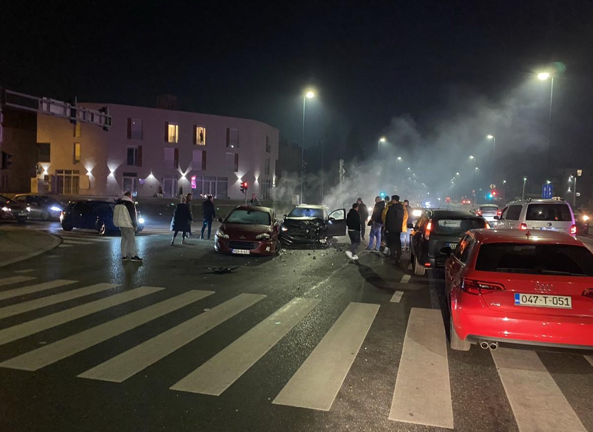 Saobraćajna nesreća se desila u naselju Dobrinja - Avaz