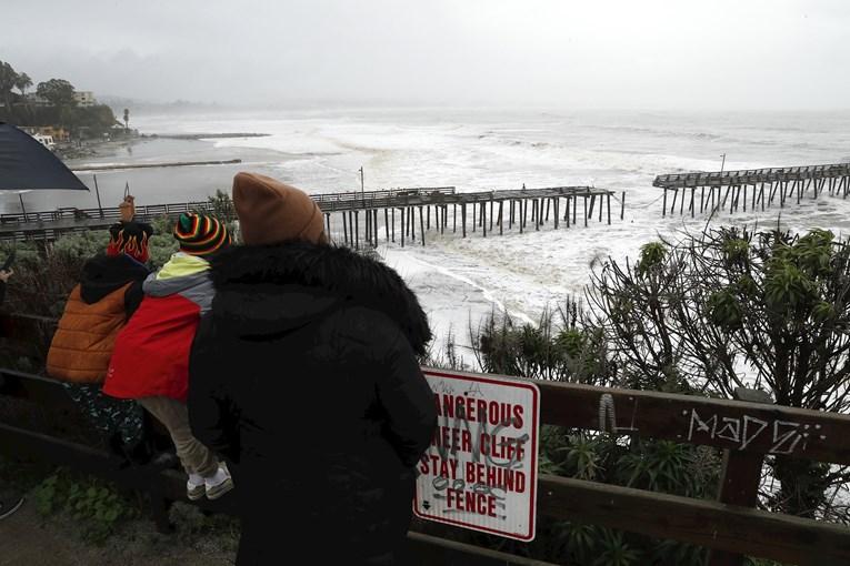 Kaliforniju zahvatila snažna pacifička oluja: Najmanje dvije osobe poginule