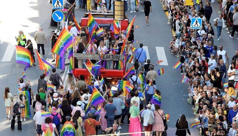 Tri posto Engleza i Velšana su lezbijke, homoseksualci ili biseksualci