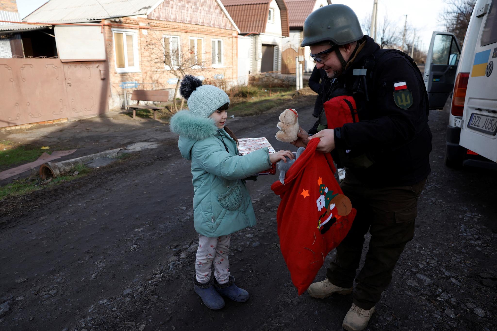 Božić u paklu: Volonter isporučuje poklone ukrajinskoj djeci
