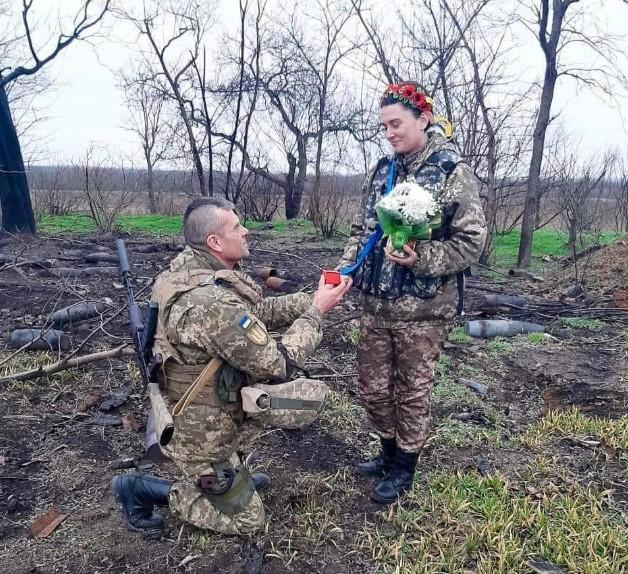 Ljubav ne poznaje granice: Vojnik zaprosio djevojku usred rata u Ukrajini