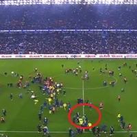 Video / Haos u Turskoj: Navijači Trabzonspora napali igrače Fenera, najgore je prošao Livaković