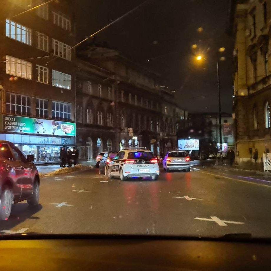 Nesreća u centru Sarajeva: Sudarila se tri automobila