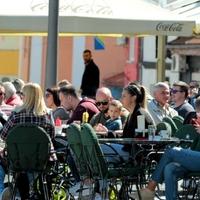 Ugodne temperature izmamile Tuzlake na ulice: Bašte kafića u centru grada pune