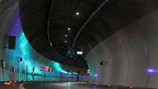 Udes u tunelu 1. mart na autoputu Kakanj - Zenica: Saobraća se usporeno