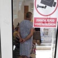 Mostar: Muškarac u haljini ušao u PIO jer mu nisu dali u šorcu