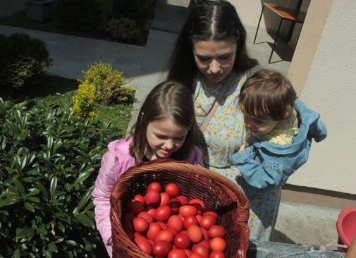 Farbanje jaja tradicija Vaskrsa - Avaz