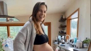 Hilari Svank pokazala trudnički stomak, čeka blizance u 49. godini