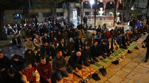 Vjernici u Gazi Husrev-begovoj džamiji - Avaz