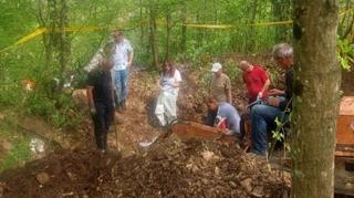 Završena ekshumacija na lokalitetu Donja Dragotinja: Žrtvama ruke kaiševima bile vezane na leđima