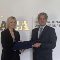 Ambasadorica Savić predala akreditive direktoru Međunarodne antikorupcijske akademije