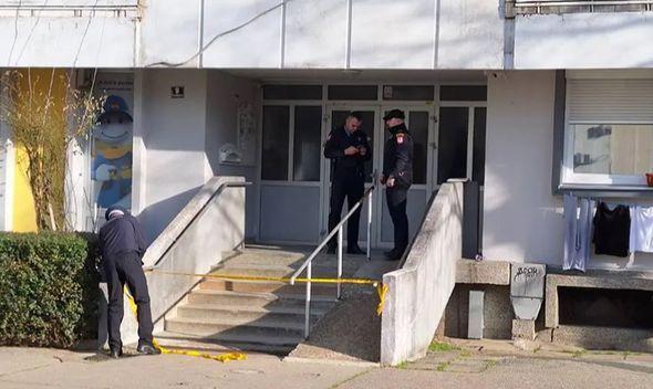 Policija na ulazu u zgradu - Avaz