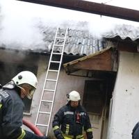 Foto / Požar u centru Tuzle: Gori napušteni objekat