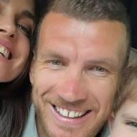 Edin Džeko podijelio fotografiju sa suprugom Amrom i kćerkom Dalijom
