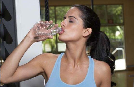 Treba konzumirati oko 2-3 litre vode dnevno - Avaz