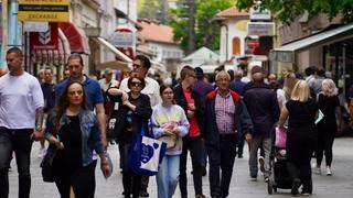 Centralne ulice Sarajeva krcate: Sunčan dan izmamio građane vani
