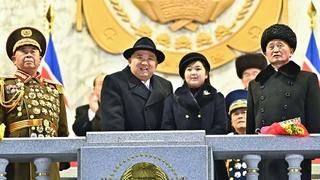 Sjeverna Koreja održala vojnu paradu, Kim Jong Un prisustvovao sa kćerkom