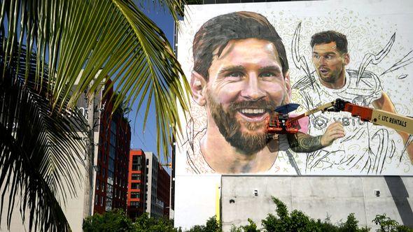 Artist Maximiliano Bagnasco paints a mural of Argentine soccer star Lionel Messi - Avaz