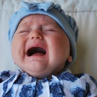 Zašto bebe plaču i kako im pomoći?