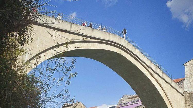 Čudna jada od Mostara grada: Fenomen ašikovanja pretočen u stihove