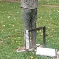 Simbol srebreničkog genocida: U Velikom parku u Sarajevu oštećen spomenik "Nermine, dođi"