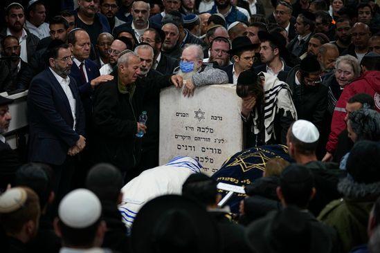 Mourners attend the funeral of Israeli couple Eli Mizrahi and his wife, Natalie, victims of a shooting attack Friday in east Jerusalem, at the cemetery in Beit Shemesh, Israel - Avaz