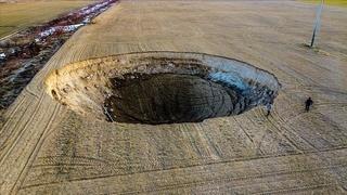 U Turskoj se pojavio ogromni krater: Geolozi ne mogu da pronađu vezu s nedavnim zemljotresom