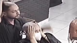 Video rasplakao mnoge: Frizer se ošišao na "nulu" zbog mušterije oboljele od raka