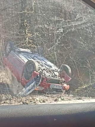 Krš i lom kod Živinica: Automobil završio na krovu