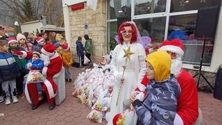 Uz zvuke trubača, u društvu Djeda Mraza i teta Vile, oko 250 mališana dobilo novogodišnje paketiće