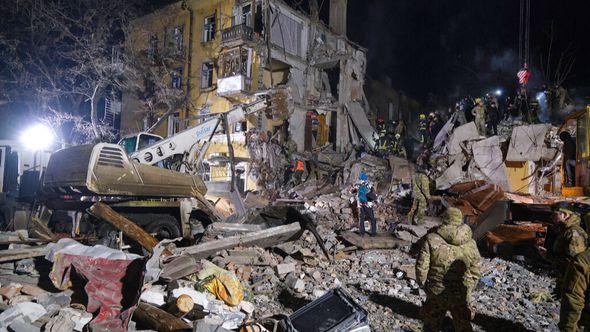 Emergency workers and local residents clear the rubble after a Russian rocket hit an apartment building in Kramatorsk, Ukraine - Avaz