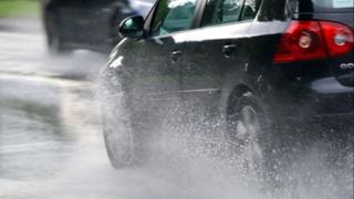 Vozači oprez: Upozoravamo na mokar kolovoz i smanjenu vidljivost zbog magle