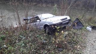 Saobraćajna nesreća u Zavidovićima: Uništeni automobil završio pored ceste