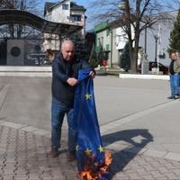 Negator genocida zapalio zastavu EU u Bratuncu