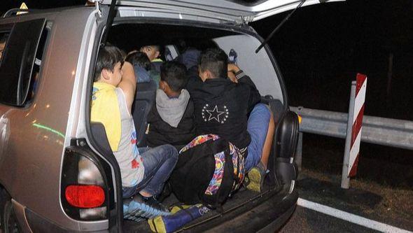 Migranti u vozilu - Avaz