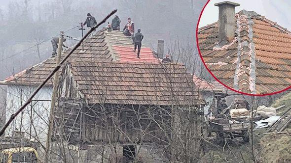 Obnovljeni krovovi u selu Ljubetovo koje je pogodio zemljotres - Avaz